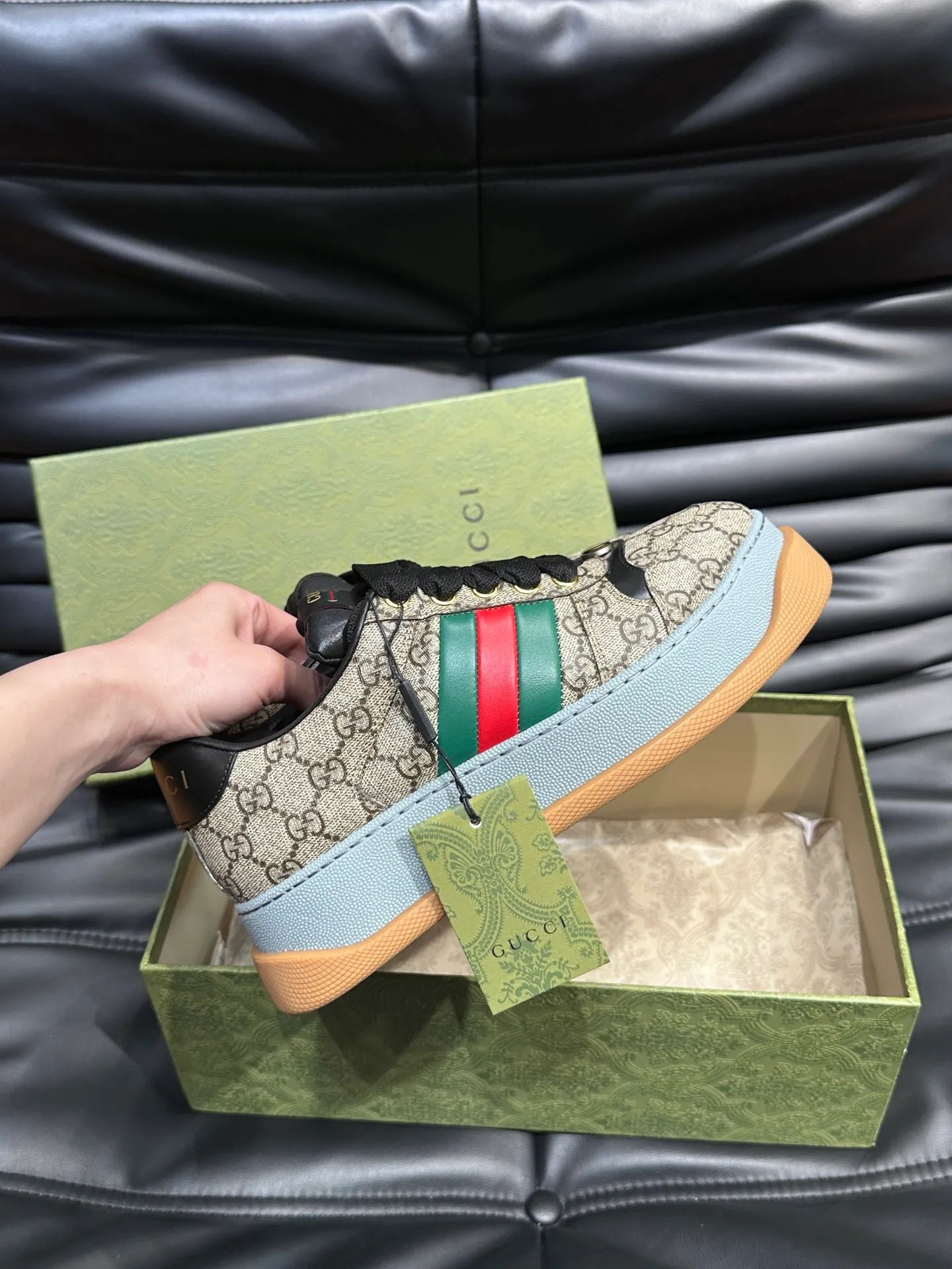 Men's men's shoes 💰p500 "GUCC*" Screener series 👫 Couple style GG thick-soled sneakers, the Screener series is inspired by the classic sneakers of the 1970s, cleverly incorporating the retro Gucci logo, two-color waterproof platform soles, and 5CM thick soles to enhance the aura, conveying the new design concept that a single product should be permanently accompanied by the passage of time, creating a retro distressed effect, decorated with metallic double G oval enamel details! High-quality, versatile classic items, highly recommended. Size female 35-39, male 38-44